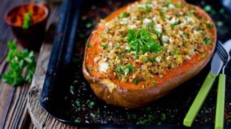 calabaza bonetera rellena servida en un plato