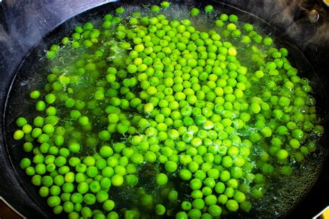 Proceso de cocción de la salsa de guisantes en la cazuela