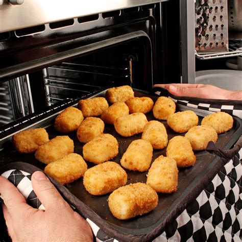 Croquetas recién salidas del horno doradas y listas para servir