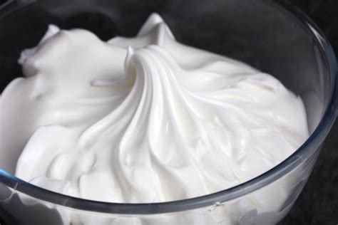 Merengue italiano brillante y firme sobre una milhoja de hojaldre