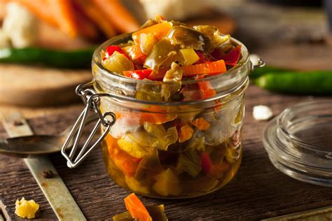 frascos de vidrio con vegetales en escabeche