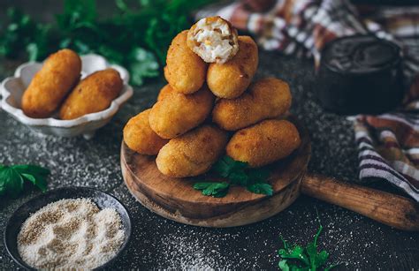 croquetas de pollo y huevo servidas junto a una ensalada fresca