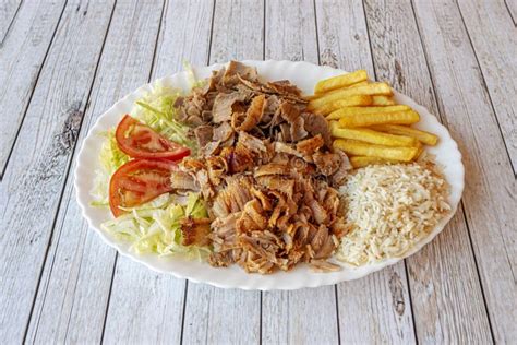 Plato de kebab con carne, verduras frescas y salsa de yogur