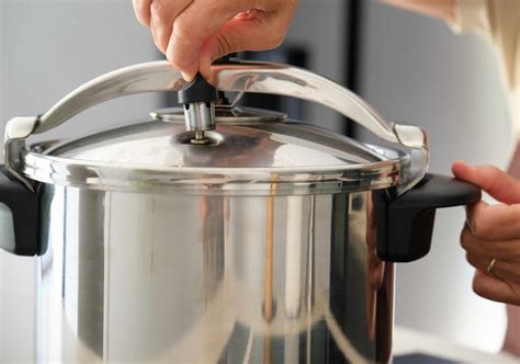 Variedad de platos cocinados en olla a presión: desde guisos hasta postres