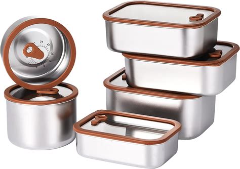 organización moderna de cocina con botes de metal y recipientes