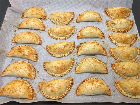 Bandeja de empanadillas de atún recién horneadas