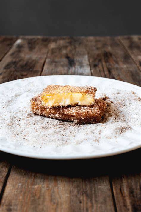 Plato de leche frita espolvoreada con canela