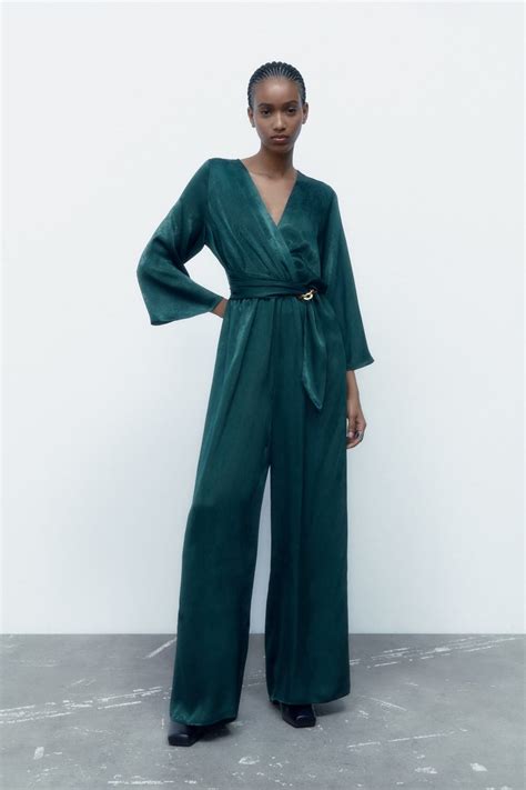 Monos largos de Zara para invitadas