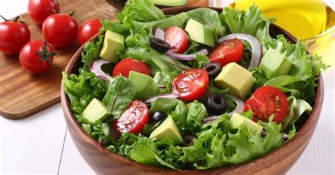 Migas servidas con una guarnición de ensalada fresca