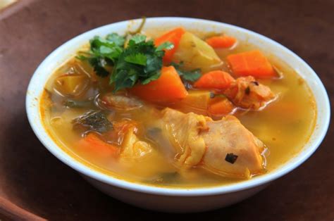 Ingredientes frescos para sopa de gallina india