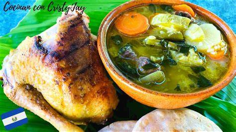Plato de sopa de gallina india con arroz y limón