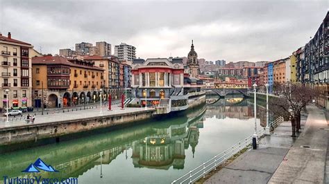 Vistas panorámicas de la Ría de Bilbao con el Mercado de la Ribera y la iglesia de San Antón