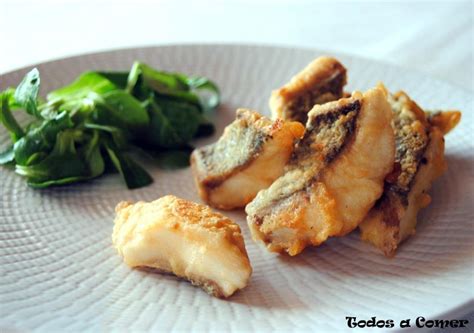 Plato de merluza en tempura dorada y crujiente servido con una salsa ligera
