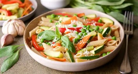 Plato de pasta fina con vegetales frescos y coloridos