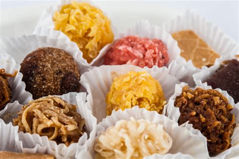 variedad de cocadas tradicionales servidas en una bandeja
