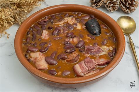 Grabado medieval de la preparación de una olla podrida