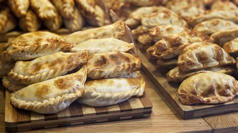 Variedad de empanadas argentinas artesanales