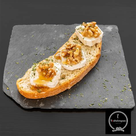 Tostas de queso de cabra con miel y nueces