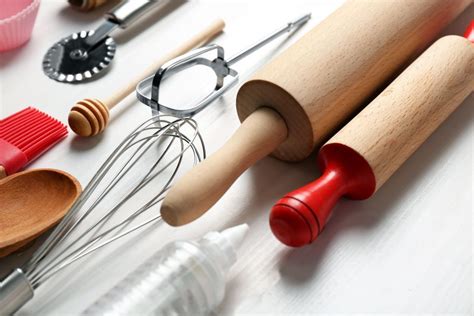 Utensilios de cocina para repostería, como rodillo y cortadores