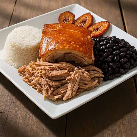 Plato de congrí cubano con lechón asado
