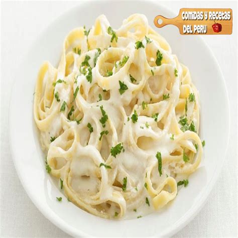 Plato de pasta con salmón en salsa blanca listo para servir