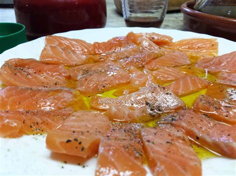 Salmón fresco marinado en un recipiente
