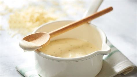 Proceso de elaboración de salsa blanca cremosa en sartén
