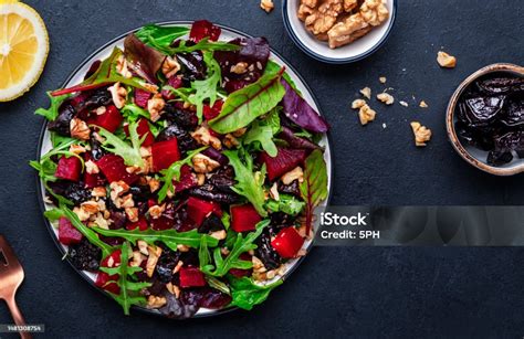 Plato con ciruelas pasas en una ensalada fresca