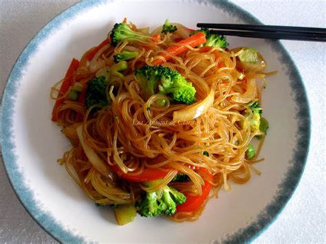 Salteado de fideos con salmón y verduras en un wok