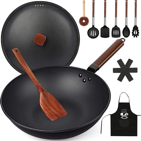 Wok con utensilios de cocina