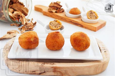 Croquetas de boletus caseras recién fritas