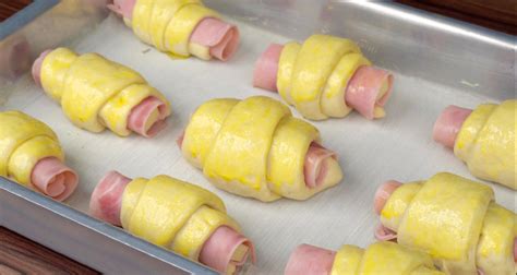 Proceso de enrollado de los triángulos de masa para croissants