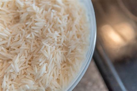 Arroz blanco escurrido y listo para servir