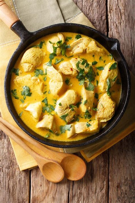 Pollo al curry con leche de coco hirviendo a fuego lento