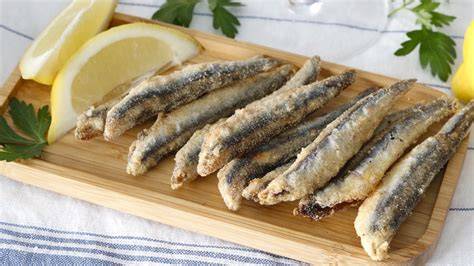 Boquerones fritos en papel absorbente