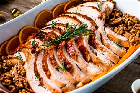 Pechuga de pavo asada con salsa de naranja y romero