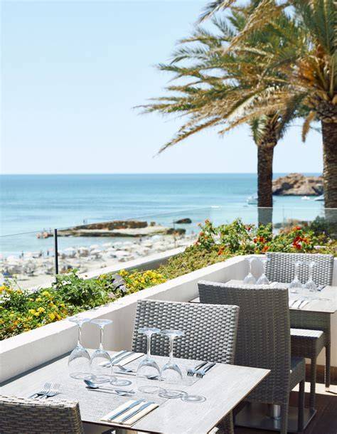 Terraza de un restaurante junto al mar en Les Cases d'Alcanar