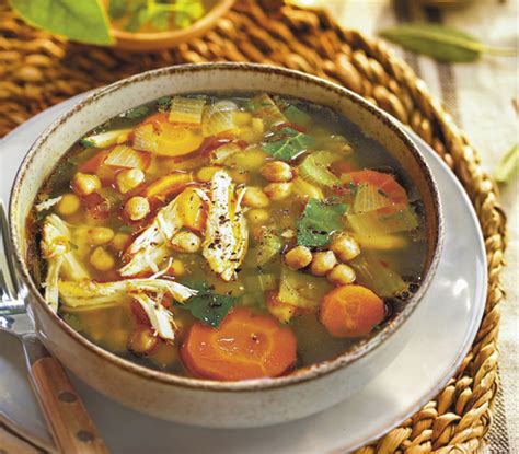Plato de sopa de puchero con garbanzos y hierbabuena