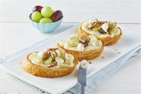 Mollete con pringá y uvas