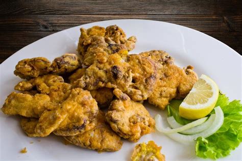 Sesos de cordero rebozados con pimientos fritos y mayonesa de lima