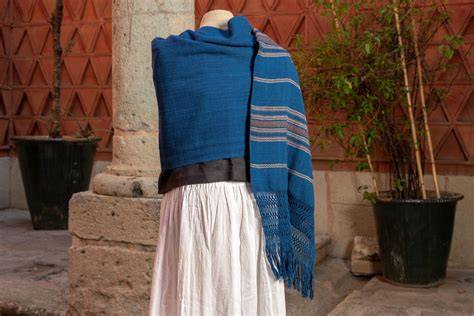 Rebozo mexicano sobre los hombros de una mujer