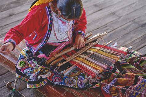 Mujer indígena tejiendo un rebozo