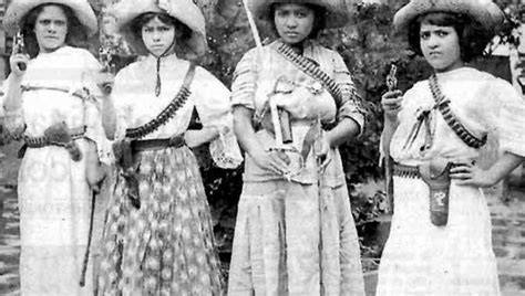 Las Adelitas usando rebozos durante la Revolución Mexicana