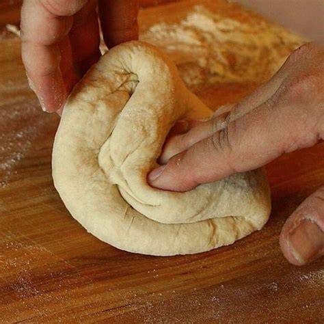 Proceso de amasado y plegado de masa con frutos secos