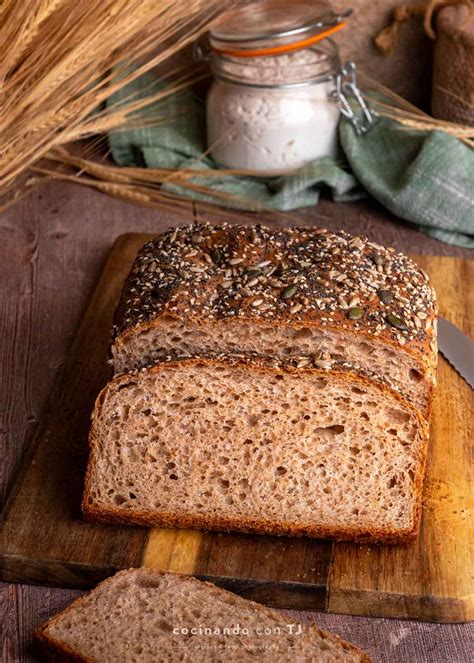 Pan de espelta recién horneado