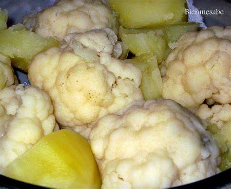 Olla lenta con una coliflor entera cocinándose