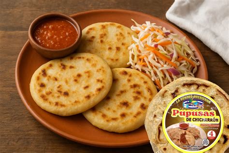 Pupusas de chicharrón con curtido y salsa