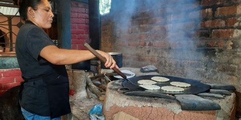 Pupusas cocinándose en un comal