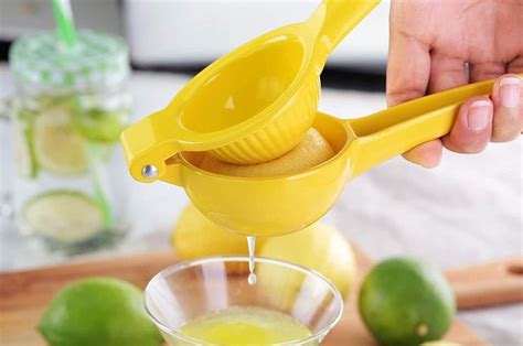Exprimir limones frescos para obtener zumo