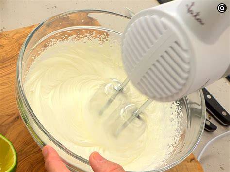Mezclando nata montada con la crema de limón